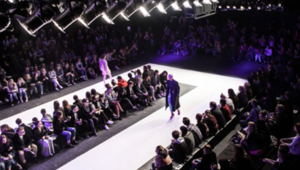 Con oltre 200 appuntamenti al via la Milano Fashion Week Donna 2026: sette giorni di moda, eventi, 219 milioni di euro di indotto e più di 140 mila visitatori attesi