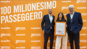 easyJet festeggia il suo 100 milionesimo passeggero da Milano Malpensa insieme a FCB