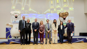 Milano-Cortina 2026: a 100 giorni dai Giochi, istituzioni e partner uniti per un’Olimpiade sostenibile e inclusiva. Svelati i podi ufficiali, 12 nuovi tedofori e il viaggio della Fiamma Olimpica