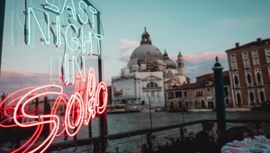 PalazziGas Events al Festival del Cinema di Venezia firma gli eventi privati per Netflix e NBC Universal, oltre alle iniziative di Giorgio Armani durante la kermesse