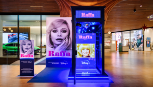 A Milano, presso CityLife Shopping District, un'installazione dedicata a Raffaella Carrà anticipa il debutto su Disney+ della docuserie originale Raffa