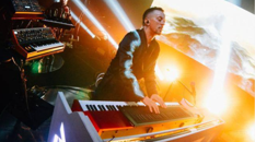 Dardust firma la colonna sonora ufficiale dei Giochi Olimpici Invernali di Milano Cortina 2026. Sul palco dell'Opening Ceremony Laura Pausini, Sabrina Impacciatore e Pierfrancesco Favino protagonisti di momenti artistici ad alto impatto emotivo