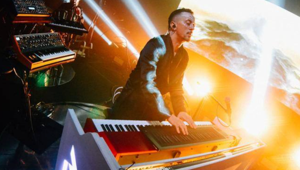 Dardust firma la colonna sonora ufficiale dei Giochi Olimpici Invernali di Milano Cortina 2026. Sul palco dell'Opening Ceremony Laura Pausini, Sabrina Impacciatore e Pierfrancesco Favino protagonisti di momenti artistici ad alto impatto emotivo