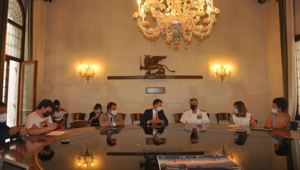 Con Vela il cinema drive-in a Venezia è in barca: 6 serate di film, musica, cultura e aperitivi firmati Campari