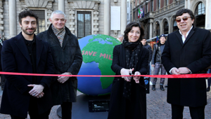 In Piazza della Scala l'installazione di 'Save Milano bella', il primo dei 100 globi d'autore per un pianeta sostenibile che inaugura il progetto targato Mondadori WePlanet 2020