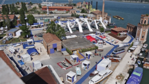 Vela Spa affida dopo gara a Henoto i servizi di organizzazione e gestione del Salone Nautico Venezia 2022, compresa la fornitura degli allestimenti fieristici. Budget oltre 700 mila euro
