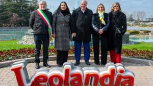 Leolandia: grande affluenza al primo giorno di apertura. Issata sul parco la bandiera della pace