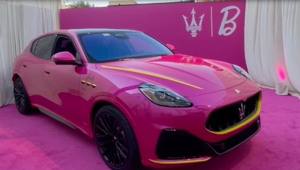 Maserati e Mattel uniscono le forze con un'inedita collaborazione che dà vita al Suv Grecale in versione Barbie in soli due esemplari e fa beneficienza. Il lancio con una serata speciale da Neiman Marcus a Los Angeles