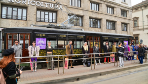 La Milano Fashion Week viaggia su un tram firmato Collini Milano 1937. Progetto di Brand Solutions di IGPDecaux
