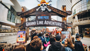 Piazza Gae Aulenti si trasforma in Loguetown, un villaggio immersivo per celebrare la nuova stagione di One Piece su Netflix