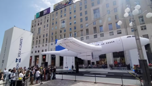 Biglietti gratuiti, un aeroplano gonfiabile di 20 metri e festeggiamenti in San Babila per l'inaugurazione delle nuove fermate M4. Sala: "Da qui inizia il futuro di Milano"