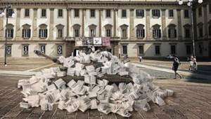 “Solo la cultura può fermare la guerra”, il messaggio dell'installazione realizzata da YAM112003 davanti a Palazzo Reale: un carro armato di libri portati dalle persone