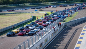 Univers vince la gara di Mazda Italia e realizza "MX-5, il raduno dei record": 707 vetture in pista all'Autodromo di Modena e 1500 partecipanti all'evento