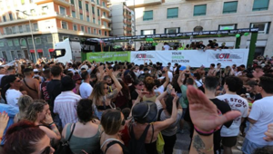 Gran Finale al Waterfront per l’Ocean Live Park con le Frecce Tricolori e la “Genova Dance Parade”: undici discoteche viaggianti nel centro della città. E al villaggio la festa dei volontari