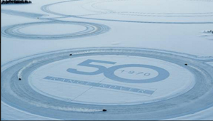 Range Rover compie 50 anni e celebra insieme ad Anthony Joshua l'anniversario con un'esclusiva installazione di snow art