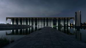 Il Gruppo Mondadori si raccoglie attorno al Presidente Marina Berlusconi. Palazzo Niemeyer illuminato per la prima volta a metà, lasciando buia una parte dell’edificio