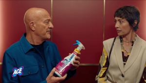Ace rinnova la collaborazione con Claudio Bisio per i nuovi episodi di 'Tutti Testimonial', la campagna firmata BBDO. Pianifica Media Italia