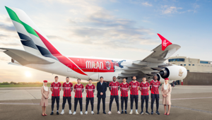 AC Milan e Emirates celebrano la speciale livrea rossonera lanciata in occasione del 125esimo anniversario del Club