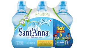 Acqua Sant'Anna: partnership con Disney Italia per Toy Story 5 con un'edizione speciale, iniziative nei punti vendita e contenuti creativi sui canali social Acqua Sant'Anna: partnership con Disney Italia per Toy Story 5 con un'edizione speciale, iniziative nei punti vendita e contenuti creativi sui canali social