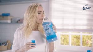 Ilary Blasi ancora protagonista del nuovo spot di Lenor che punta sul valore dell'autenticità e la cura di sè. Firma Enfants Terribles
