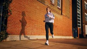 Adidas accoglie l'attrice Camila Mendes nella famiglia running e sarà protagonista della nuova campagna