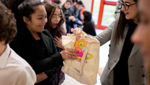 Il brand Dove lancia il progetto formativo "Al Posto Tuo". Per promuovere l'autostima e l'empatia tra i più giovani. A Milano la lezione pilota