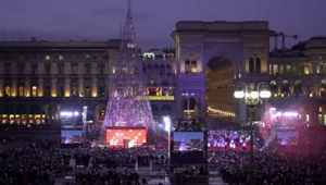 A Milano accensione spettacolare per l'albero di Natale 'sostenibile' firmato Esselunga: 80 mila led hanno illuminato Piazza Duomo al ritmo dei Rockin'1000. Evento a cura di Giò Forma