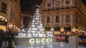 Bocciato sui social l’albero di Natale Gucci in Galleria a Milano