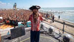 Alfaparf Milano porta la sua expertise al Jova Beach Party 2022 con un'area dedicata alla bellezza e alla cura dei capelli