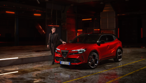 Pedro Alonso torna nello spot "Interrogatorio" di Alfa Romeo Junior per il lancio della nuova gamma