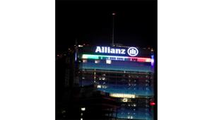 Allianz festeggia i giochi olimpici Milano-Cortina 2026 illuminando la torre con il tricolore