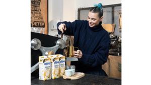 Arriva Blue Villain Alproccino, bevanda vegetale creata con l’artista Rose Villain. Comunicazione a cura di Agency: VML Italy