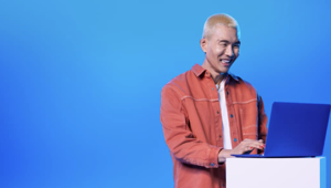 Intelligenza Artificiale: Amazon Ads migliora la performance della pubblicità con risorse del contenuto creativo scalabili