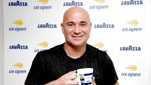 Lavazza caffè ufficiale degli US Open 2018. L’azienda torinese sui campi di cemento con il global ambassador Andre Agassi