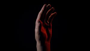 Publicis Italy firma la promozione di ‘A classic horror story’ su Netflix, con Andy, la mano che aiuta a superare la paura