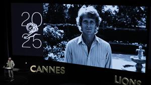 Cannes Lions 2025. “La creatività è la vera democrazia.” Parola di Sir John Hegarty. Idee audaci, decisioni rapide e coraggio culturale (e non dimensione aziendale) i driver per divenire rilevanti e saper affrontare i cambiamenti sociali in atto