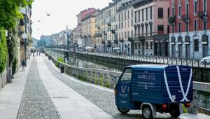 Honor e Woodie presidiano il Fuorisalone di Milano a bordo di una Apecar vintage