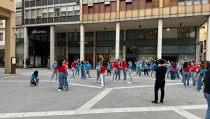 Fermi tutti: in piazza San Jacopo scatta l’energia naturale. L’azienda Aboca sorprende Arezzo con un flash mob spettacolare