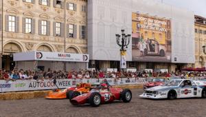 Autolook Week Torino torna dal 2 al 4 settembre 2023. Piazza San Carlo cuore della mostra. Alle OGR la cerimonia di premiazione degli Autolook Awards