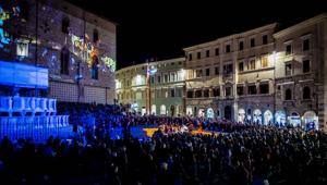 Per i 100 anni di Baci Perugina, Nestlé ha voluto sostenere e valorizzare i giovani talenti umbri, e ha scelto Louder per realizzare l’evento che ha acceso il cuore dell’Italia