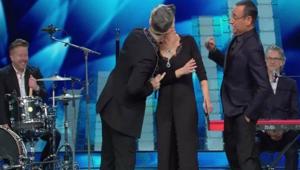 #Sanremo. Il bacio di Robbie Williams a Maria De Filippi scatena il web: oltre 7.000 tweet in 2 minuti