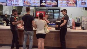 Leagas Delaney e Burger King lanciano nuova gamma Bacon King Swiss