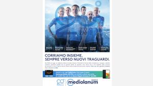 La squadra di Banca Mediolanum in Maglia Azzurra insieme per celebrare il 20° anniversario di presenza al Giro. Al via la campagna di Armando Testa