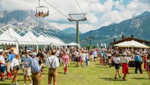 Cortina Summer Party, ad agosto le eccellenze del territorio si incontrano al Rifugio Socrepes di Cortina d’Ampezzo. 26 gli stand gastronomici con chef, pasticceri e maestri dell’arte bianca. Organizza: Red Squirrel Events