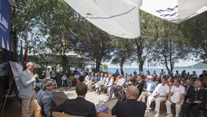 La barca Feltrinelli salpa alla Barcolana di Trieste e sulla terraferma incontri e firmacopie con gli autori