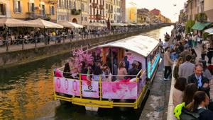 Alla Milano Design Week 2025 Kikkoman e Al.ta Agency trasformano un battello turistico del Naviglio in un’esperienza immersiva nella primavera giapponese