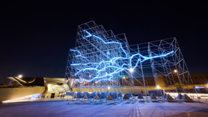 Filmmaster inaugura la quinta edizione di Noor Riyadh 2025, il festival di light art che quest'anno presenta 60 opere distribuite in sei aree simboliche della capitale