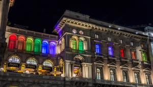 I colori del Pride illuminano piazza del Duomo a Milano: BCG accende la sua sede con l’arcobaleno dei diritti
