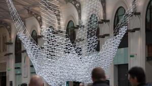Alla Stazione di Parigi Saint-Lazare in mostra il lampadario futuristico composto da 12.000 penne BIC