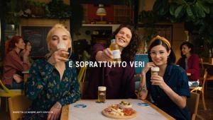 La nuova Birra Moretti filtrata a freddo debutta in tv con la campagna e il nuovo posizionamento 'In buona compagnia, così come siamo'. Creatività di Armando Testa, riconfermata dopo gara
